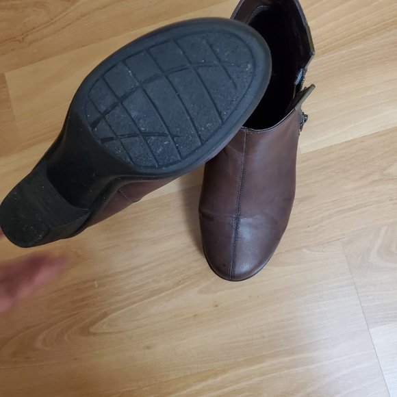 Easy Street Brown Ankle Boots Size 8 - Picture 4 of 9